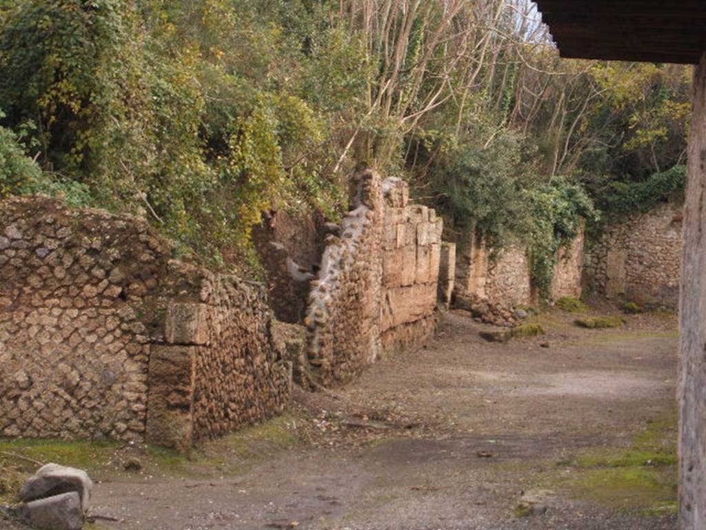 I.19 Pompeii, corner near I.19.13 and roadway looking south, from near I.10. September 2005.