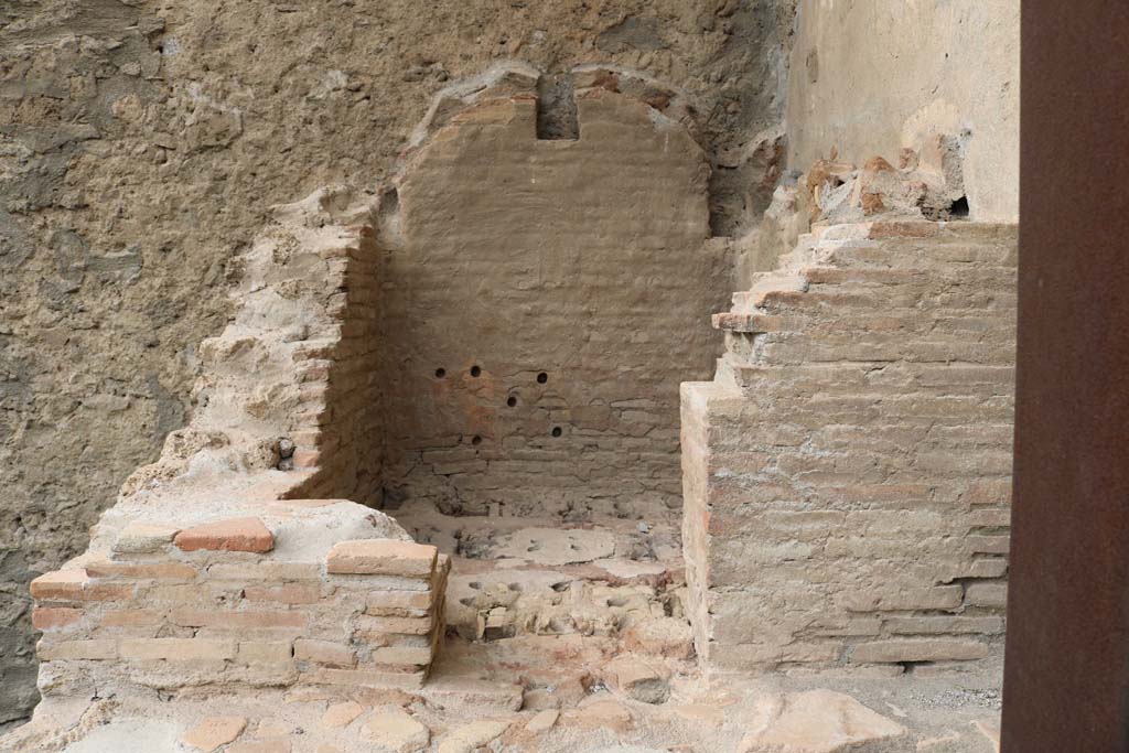 I.20.3 Pompeii. December 2018. Looking west to interior of oven. Photo courtesy of Aude Durand.