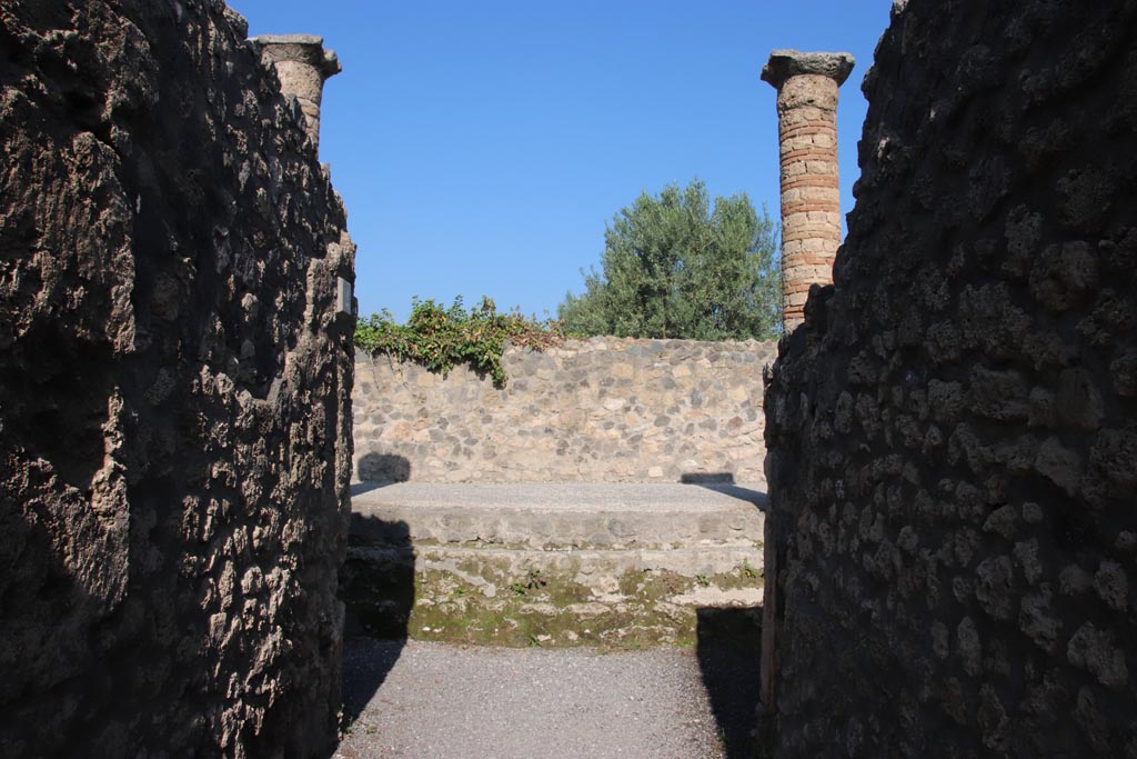 I.21.2 Pompeii. October 2022. Looking from entrance corridor. Photo courtesy of Klaus Heese.