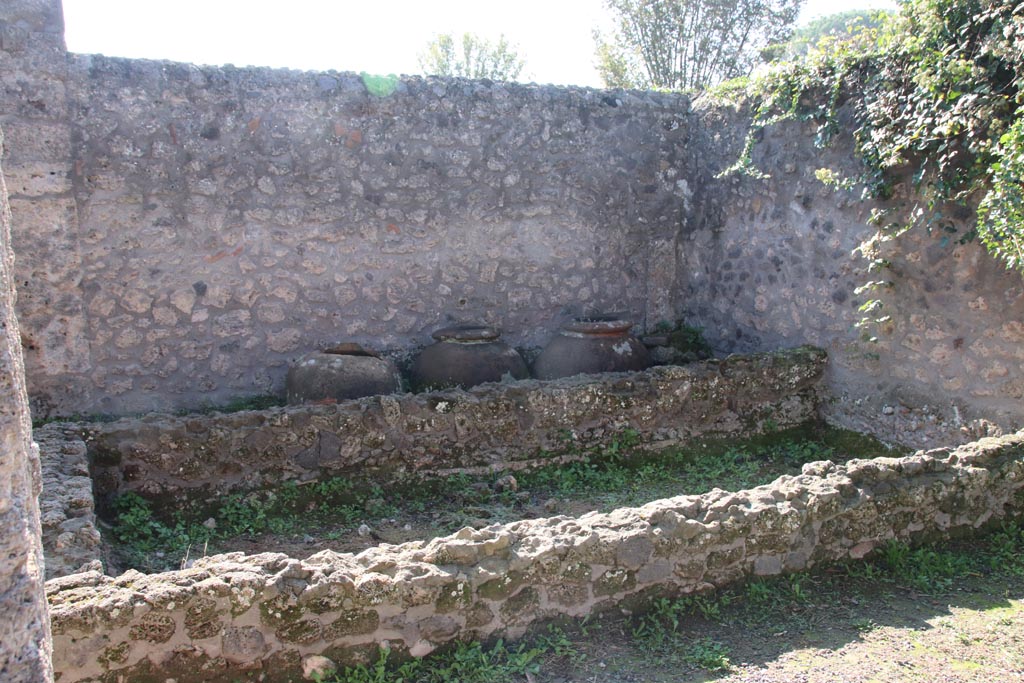 I.21.2 Pompeii. October 2022. Large vat/basin against west wall of atrium, in south-west corner. Photo courtesy of Klaus Heese.

