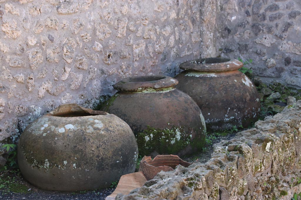 I.21.2 Pompeii. October 2022. Terracotta dolia against south wall in south-west corner. Photo courtesy of Klaus Heese.