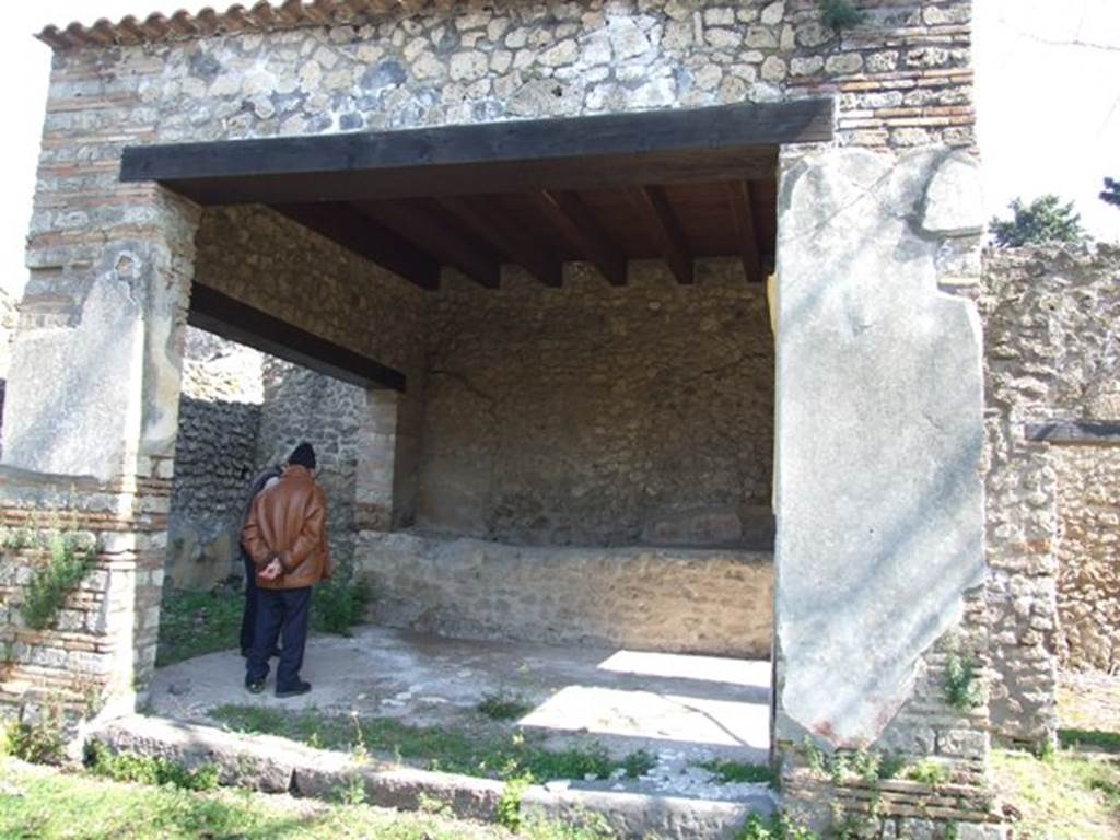 II.1.12 Pompeii.  March 2009.  Wide west  doorway to Sacellum from peristyle garden.