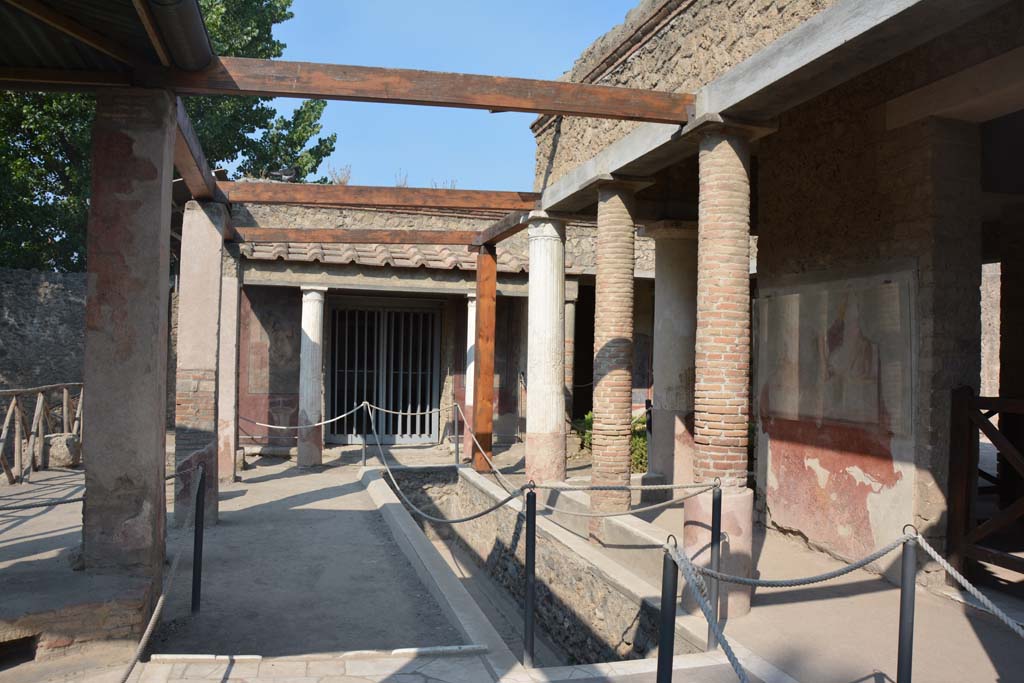 II.2.2 Pompeii. July 2017. Room “i”, looking west along upper euripus.
Foto Annette Haug, ERC Grant 681269 DÉCOR.

