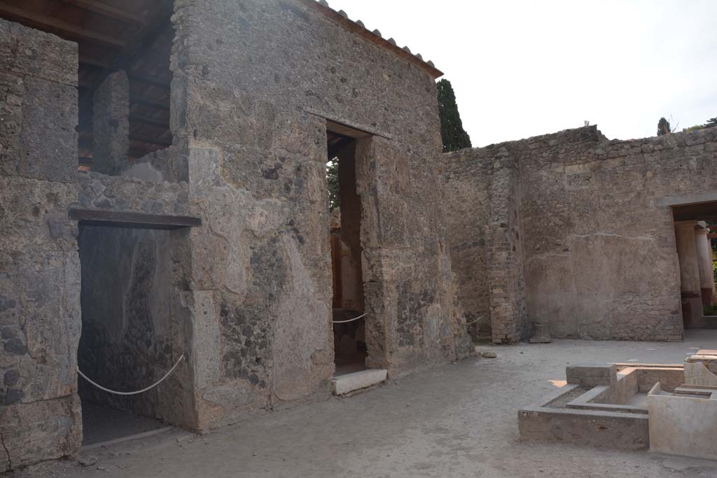 II.2.2 Pompeii. July 2017. Room 2, looking south-east across atrium.
Foto Annette Haug, ERC Grant 681269 DÉCOR.
