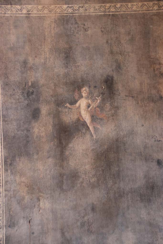 II.3.3 Pompeii. September 2017. 
Room 6, painted flying cupid from west end of south wall. Photo courtesy of Klaus Heese.
