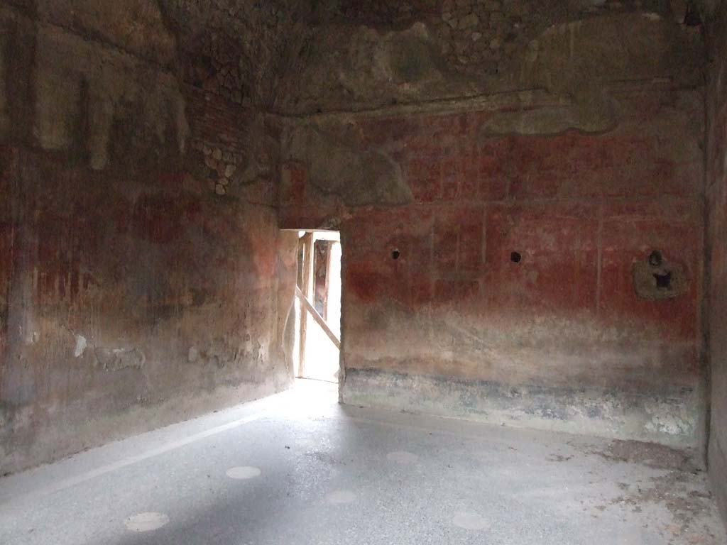 II.4.6 Pompeii. December 2006. Frigidarium/apodyterium marble floor and north wall decorations.
The zoccolo was painted black and divided into side panels and a central panel with painted plants.
The middle and upper zone were painted red.
