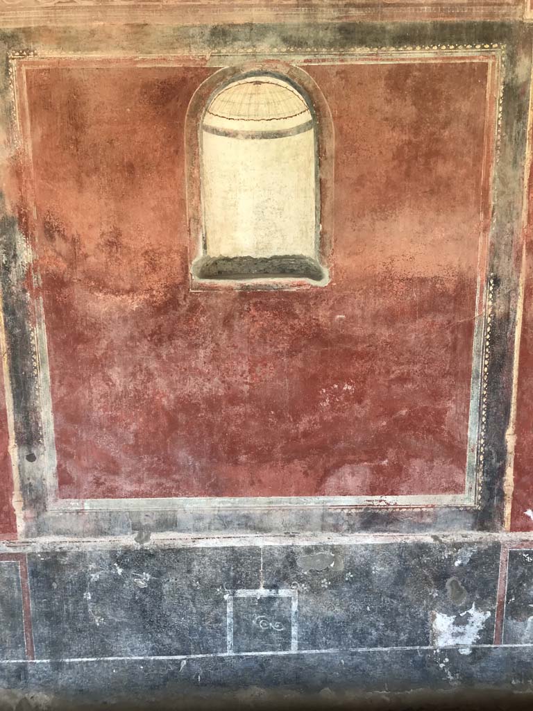 II.4.6 Pompeii. April 2019. Wall decoration and niche in portico. Photo courtesy of Rick Bauer.