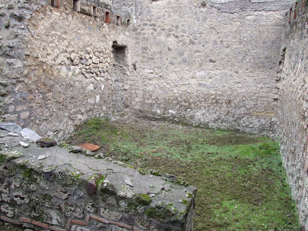 II.4.6 Pompeii. December 2006. Looking east.
Room to south of doorway at II.4.12, on west side of portico at north end, possibly with apartments to let above it.

