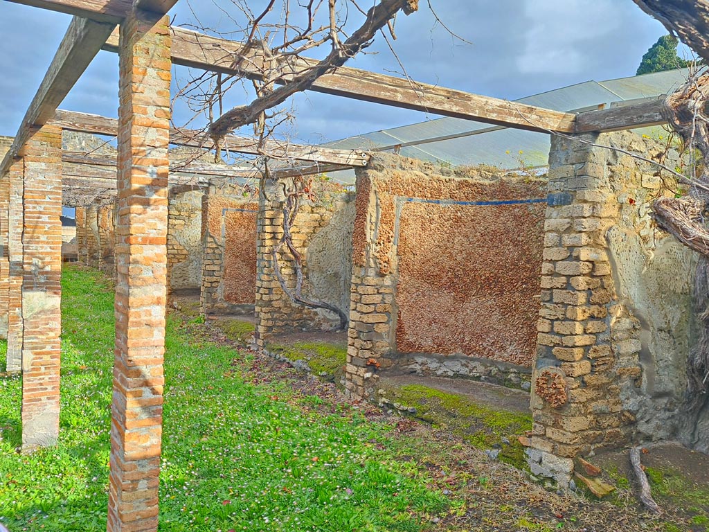 II.4.6 Pompeii. March 2024. Alcoves on east side of garden area. Photo courtesy of Giuseppe Ciaramella.

