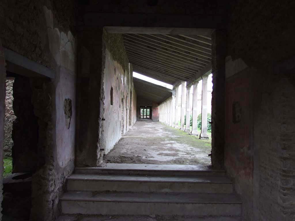 II.4.10 Pompeii. December 2006. North wall of atrium with steps up to west portico of II.4.6.