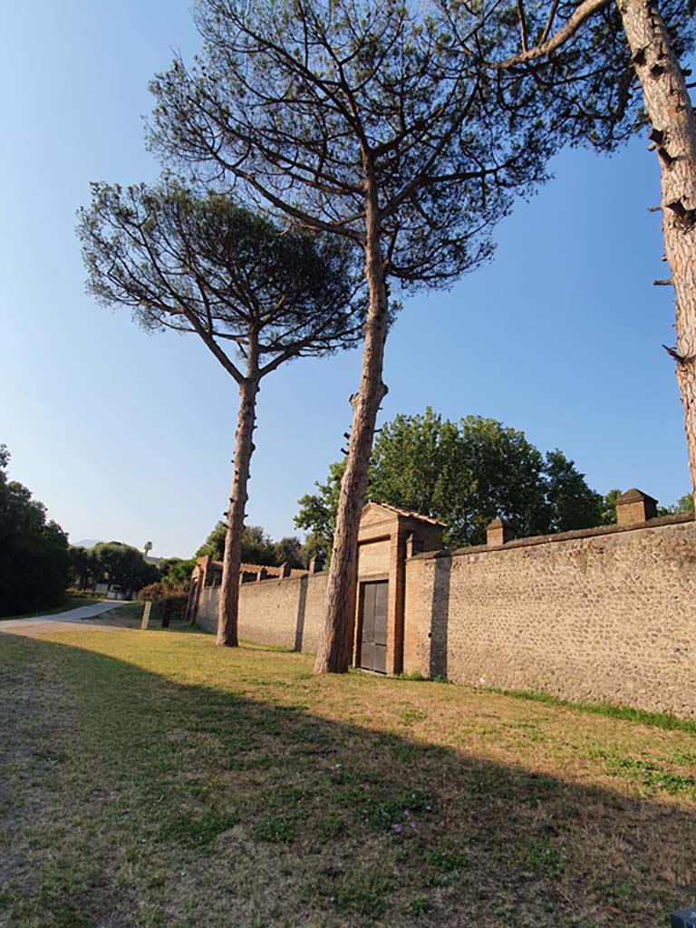 II.7.2 Pompeii, in centre. Palaestra. July 2021. Looking south along exterior east wall towards II.7.1.
Foto Annette Haug, ERC Grant 681269 DÉCOR.
