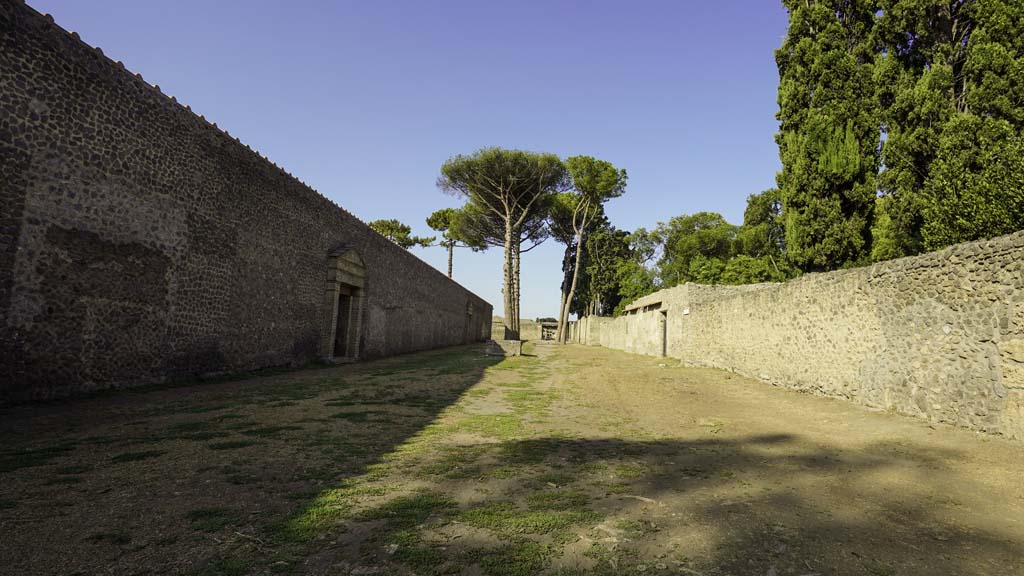 II.7.6 Pompeii. August 2021. Looking west along the exterior north side, towards II.7.6 and II.7.7, on left. Photo courtesy of Robert Hanson.