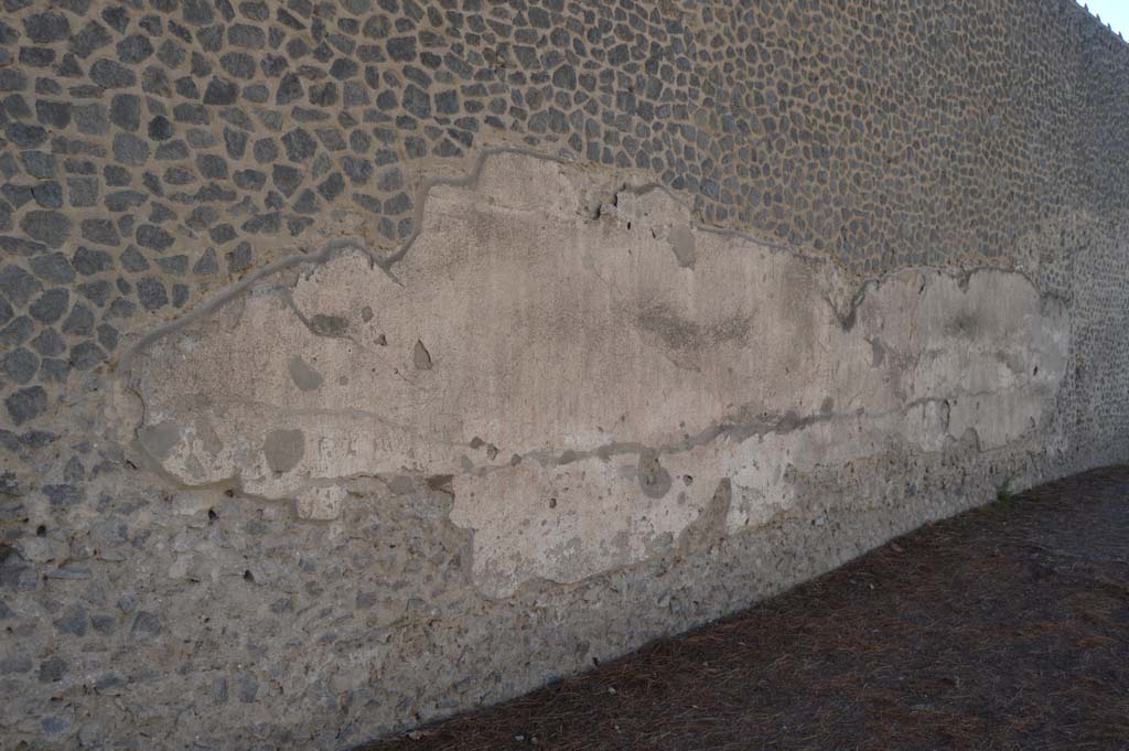 II.7.7 Pompeii. Palaestra. October 2017. Looking west along remains of plaster and graffiti on west end of outer north wall of the Palestra.
Foto Taylor Lauritsen, ERC Grant 681269 DÉCOR.

