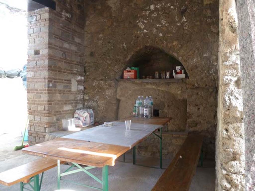 II.8.1 Pompeii. September 2015. Looking south towards oven, from entrance doorway.