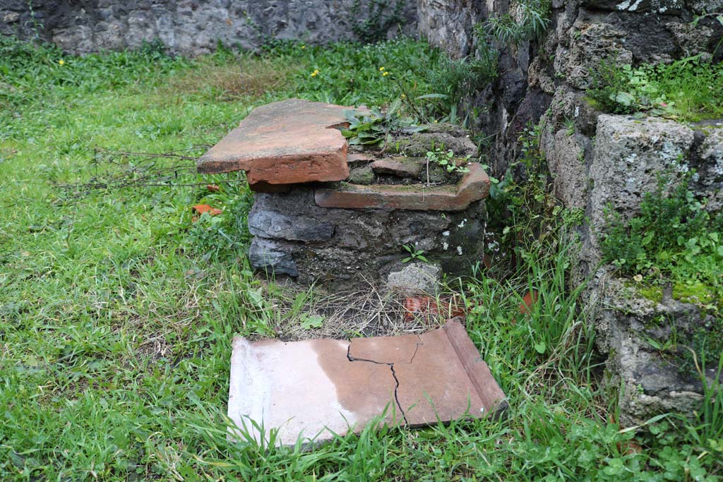 II.8.1 Pompeii. December 2018. Looking west to structure near steps, possibly a cistern-cover or well. Photo courtesy of Aude Durand.