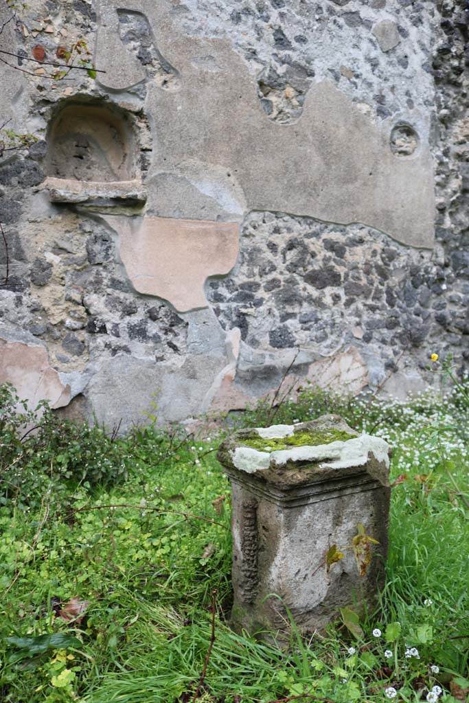 II.8.2 Pompeii. December 2018. Niche in north wall and altar. Photo courtesy of Aude Durand.