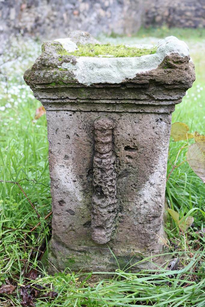 II.8.2 Pompeii. December 2018. Altar near niche in north wall. Photo courtesy of Aude Durand.