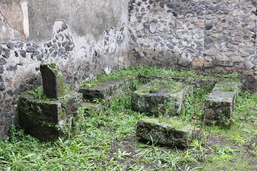 II.8.5 Pompeii. December 2018. 
Detail of three-sided stone bench and table in south-west corner of atrium area. Photo courtesy of Aude Durand.
