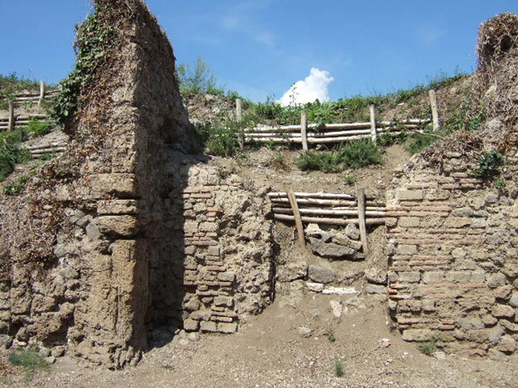 III.7.4 Pompeii. September 2005. Entrance, looking north.