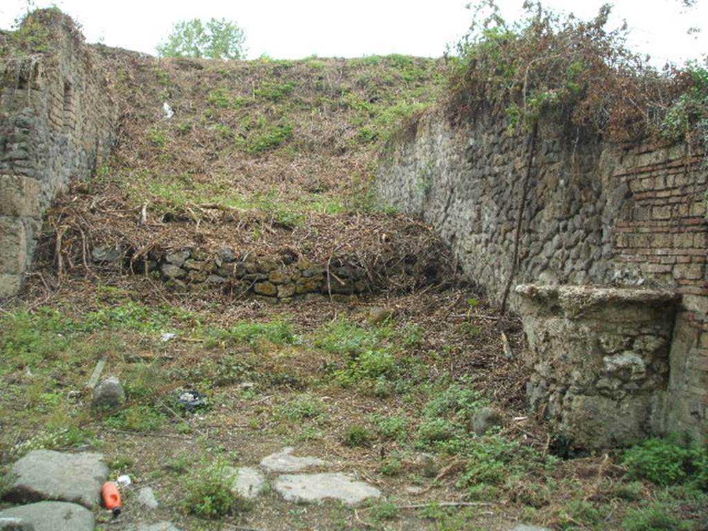 III.11.1 Pompeii.  May 2005.   Blocked roadway and Street altar.      III.10