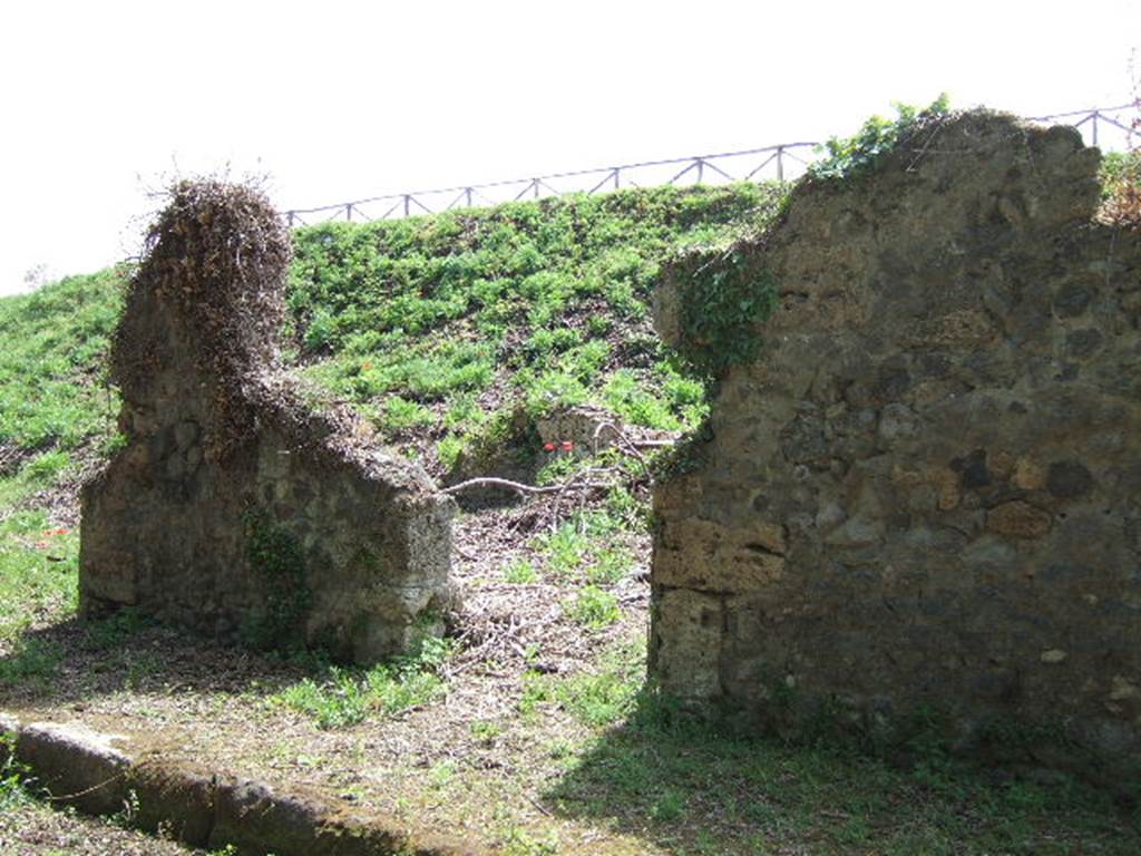 III.11.2 Pompeii. May 2006.  Entrance.