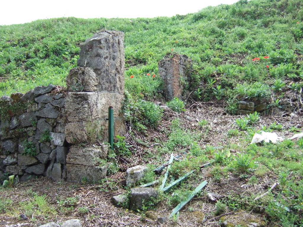 III.11.7 Pompeii. May 2006. East wal of III.11.6/7l, with two pilasters of entrance III.11.7 in vicolo. The blocked entrance to the vicolo can be seen to the left.