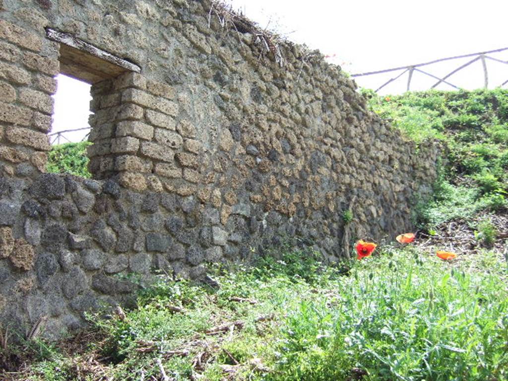 III.11.a Pompeii. May 2006.  East wall in small vicolo leading south, with a window into a rear room.