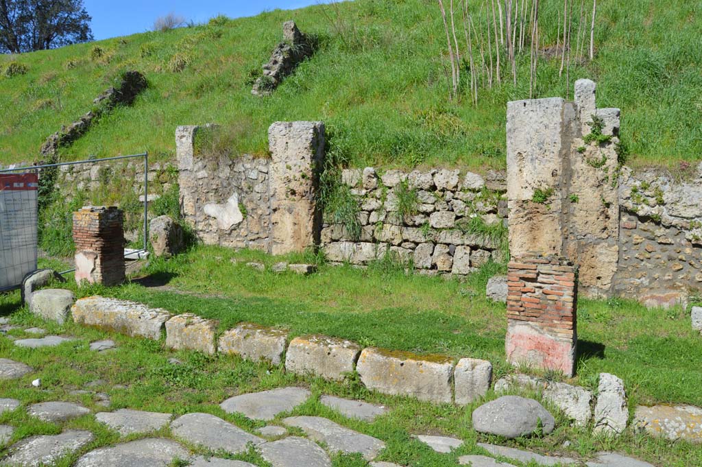 IV.2.a, Pompeii. March 2018. Looking north-west towards entrance doorway on north side of Via di Nola.
Foto Taylor Lauritsen, ERC Grant 681269 DCOR.
