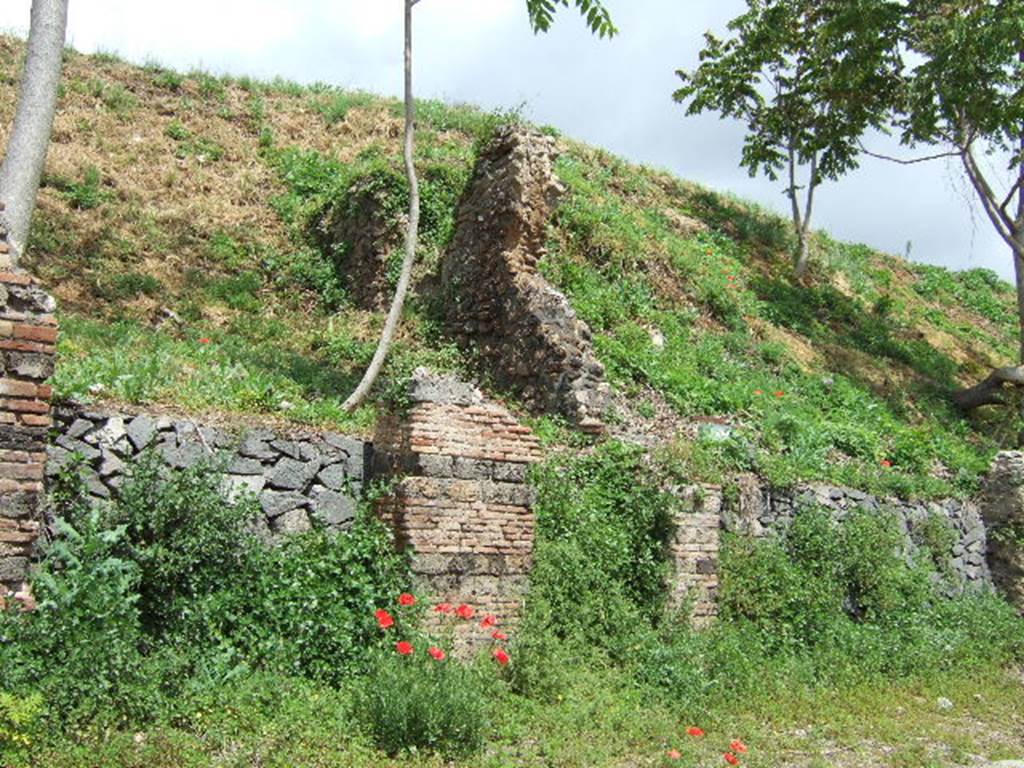 IV.2.f Pompeii. (left), IV.2.g (centre) and blocked road (right) May 2006