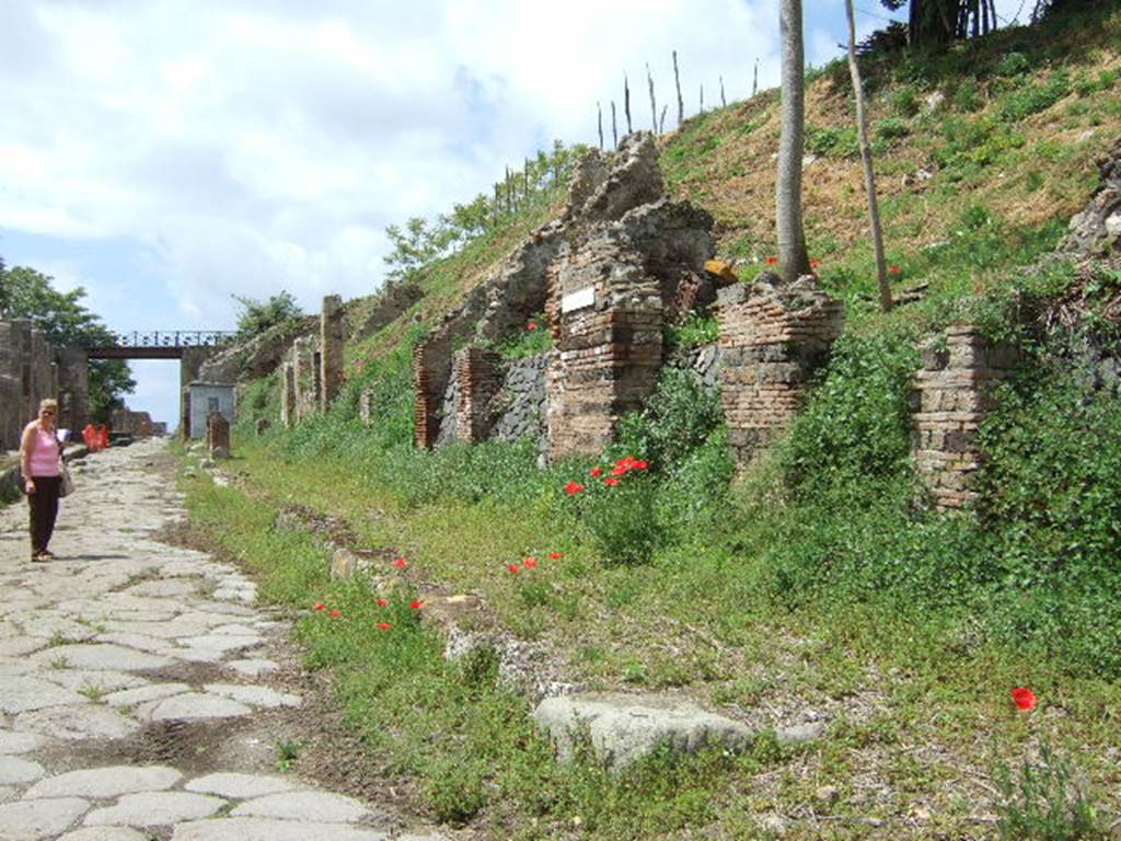 IV.2 Pompeii. May 2006. Looking west along Via Nola
