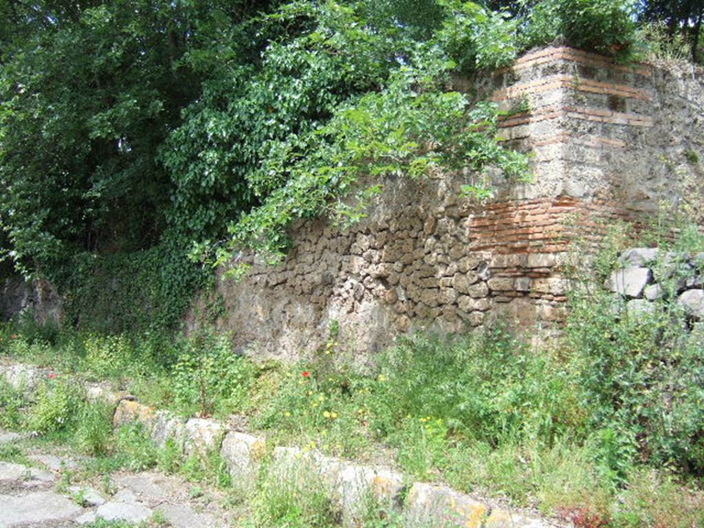 IV.5.d Pompeii. May 2006. Eastern end of insula, looking west along Via Nola.