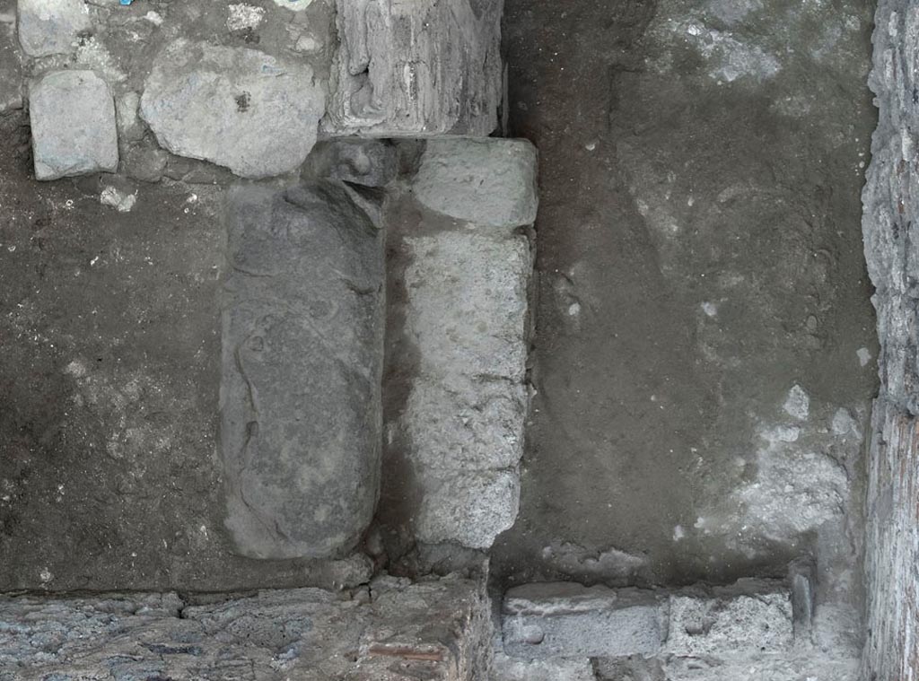 V.1.3 Pompeii. c.2008-10. 
Room “c”, threshold to doorway on west side of corridor “b”. Photo by Hans Thorwid.
Photo courtesy of the Swedish Pompeii Project. 
