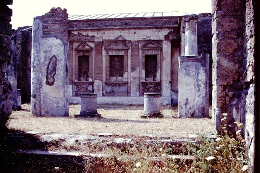 V.1.7 Pompeii, 1978. Looking north from tablinum, room 8. Photo by Stanley A. Jashemski.   
Source: The Wilhelmina and Stanley A. Jashemski archive in the University of Maryland Library, Special Collections (See collection page) and made available under the Creative Commons Attribution-Non Commercial License v.4. See Licence and use details. J78f0647
