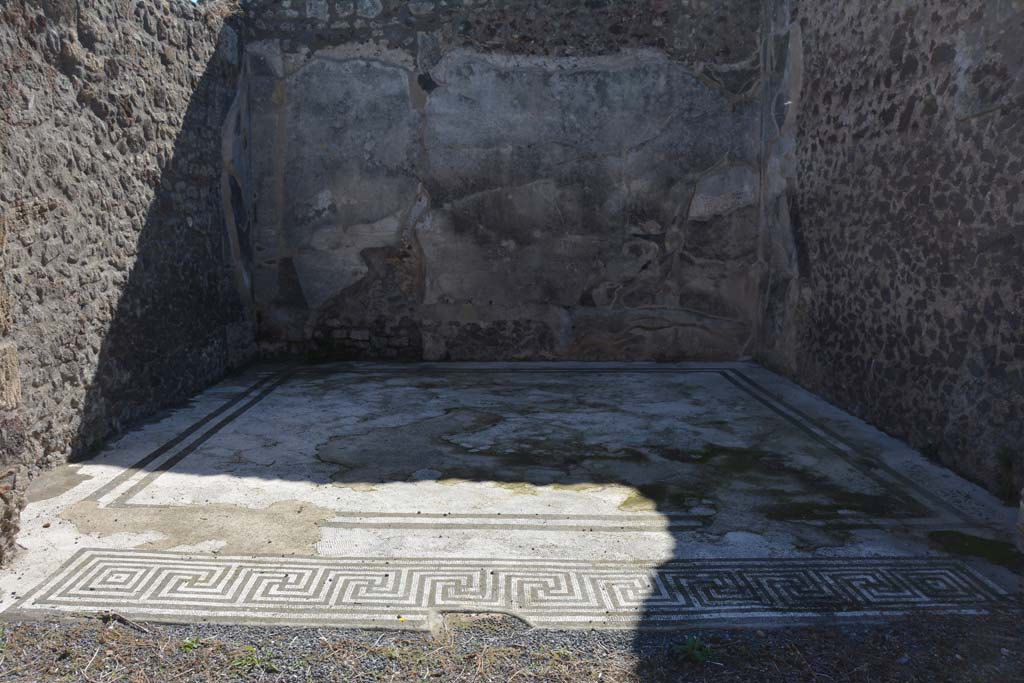 V.1.7 Pompeii. October 2019. Room 18, looking south into triclinium overlooking peristyle.
Foto Annette Haug, ERC Grant 681269 DÉCOR.



