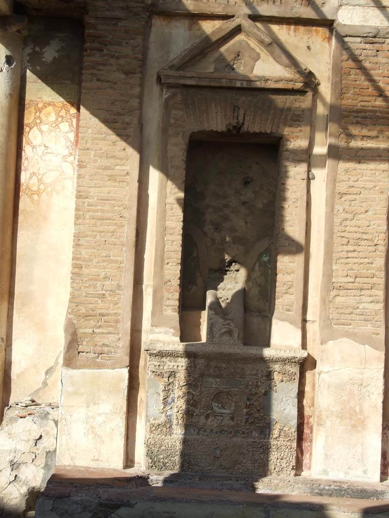 V.1.7 Pompeii. December 2007. Room 17, peristyle. Detail of mosaic water feature at west end.