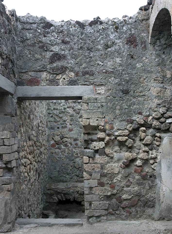 V.1.7 Pompeii. c.2005-7. 
Room “h”, looking west towards doorway into kitchen, room l (L). Photo by Hans Thorwid. 
Photo courtesy of the Swedish Pompeii Project.
