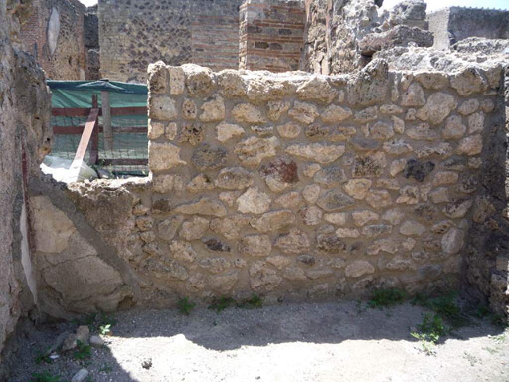 V.1.15 Pompeii.July 2008. West wall of cubiculum. Photo courtesy of Jared Benton.