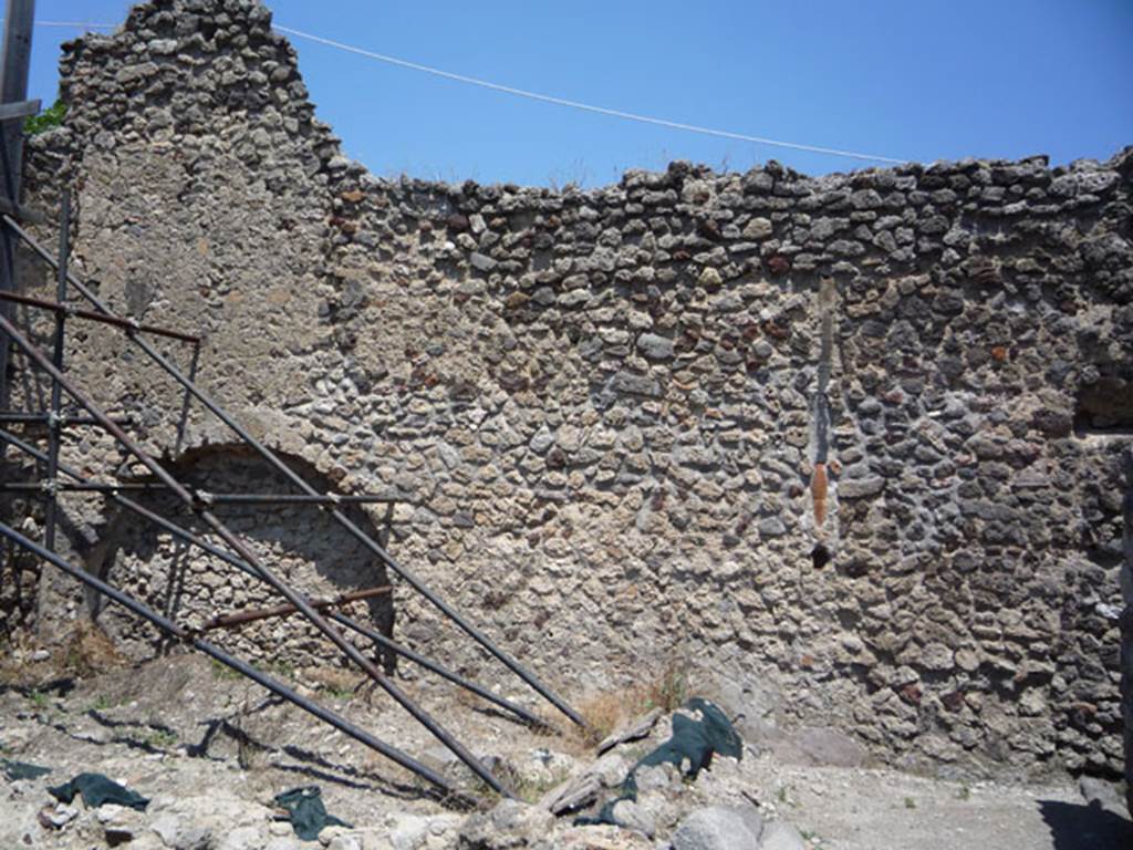 V.1.15 Pompeii.July 2008. East wall of garden area. Photo courtesy of Jared Benton.