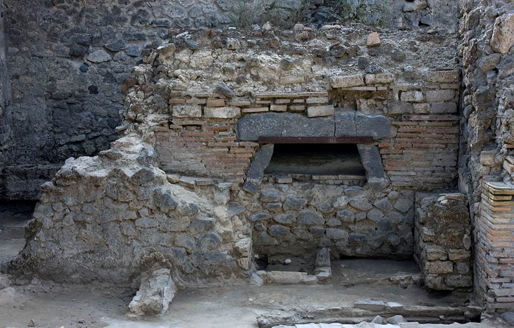 V.1.15 Pompeii. c.2005. 
Looking south towards lava stone opening of oven “z”. Photo by Hans Thorwid. 
Photo courtesy of the Swedish Pompeii Project.
