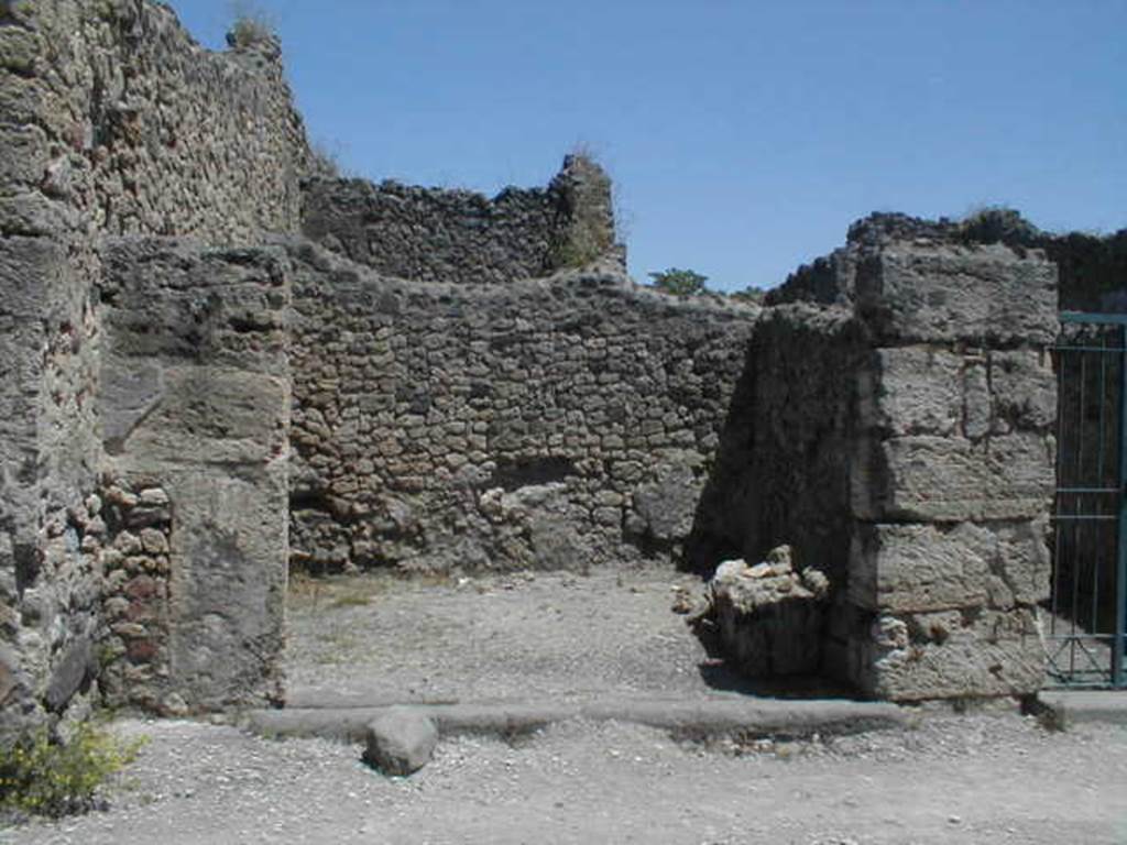 V.I.17 Pompeii. May 2005. Entrance, looking east.