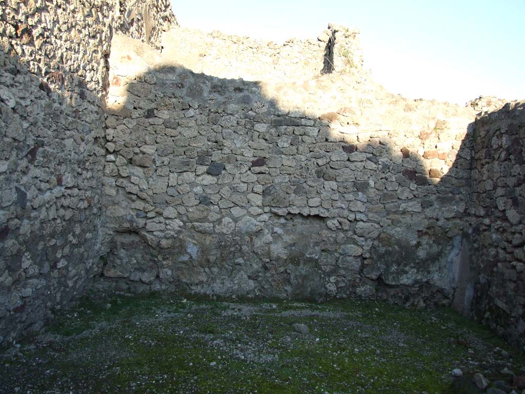 V.1.17 Pompeii. December 2006. East wall of shop.
According to Mau, in Bullettino dell’Instituto di Corrispondenza Archeologica (DAIR), 1877, July, (p.97) - 
The workshop at number 17 was without interest; without a podium, and against the left wall had the stairs to an upper room.
In the rear wall was a graffito: LVCIVS.
