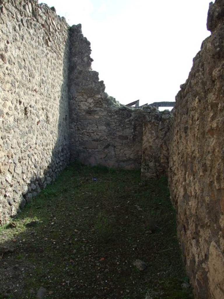 V.2.7 Pompeii. December 2007. Room 17, looking south from doorway in room 10.
According to PPM, this small room/storeroom would have had a masonry step of a wooden staircase leading to the upper rooms around the atrium.
See Carratelli, G. P., 1990-2003. Pompei: Pitture e Mosaici, III. Roma: Istituto della enciclopedia italiana, p.824.
