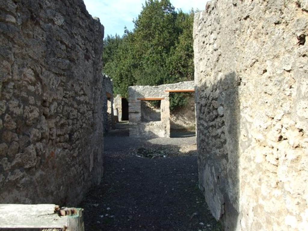 V.2.15 Pompeii.  December 2007. Entrance corridor leading to atrium.  