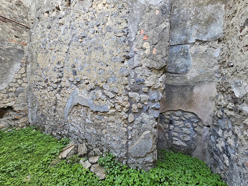 V.2.b Pompeii. November 2024. Room “d”, south wall, with recess in south-west corner. Photo courtesy of Annette Haug.