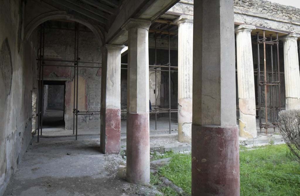 V.2.i Pompeii. May 2018. Room 23, looking north along west side of Rhodian peristyle to south side of corridor 10 and tablinum.