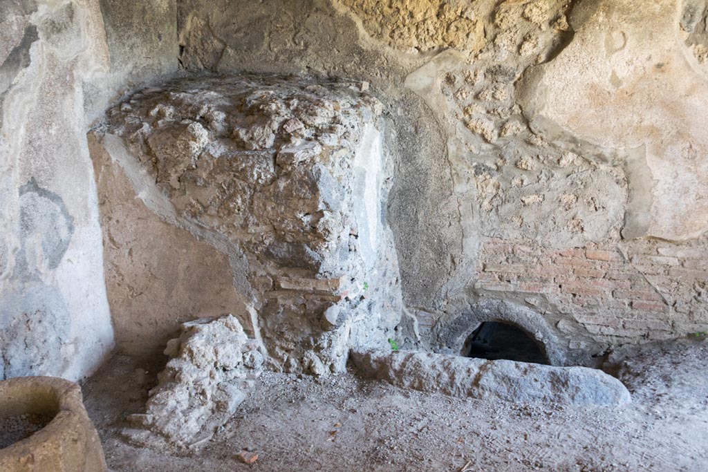 V.2.i Pompeii. August 2023. Room 11, detail from south-east corner of kitchen. Photo courtesy of Johannes Eber.