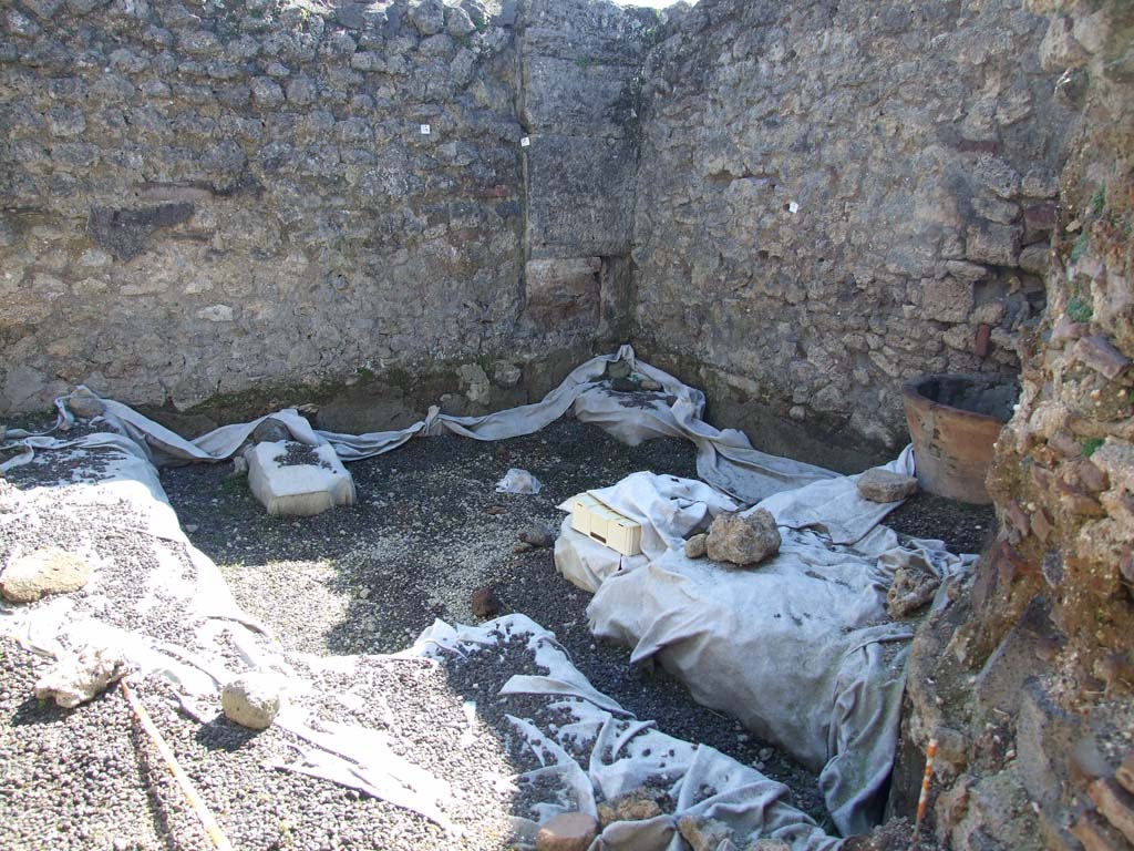 V.3.8 Pompeii. March 2009. South-west corner of large room behind oven.