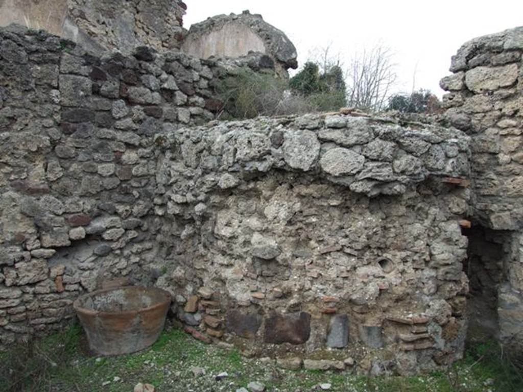 V.3.8 Pompeii.  December 2007.  Large room behind oven.  Rear of oven.