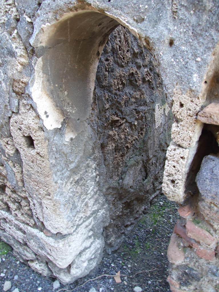 V.3.8 Pompeii. March 2009. Arched doorway into latrine.