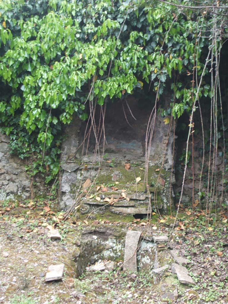 V.3.11 Pompeii. May 2005. Aedicula shaped nymphaeum, much overgrown and ruined.